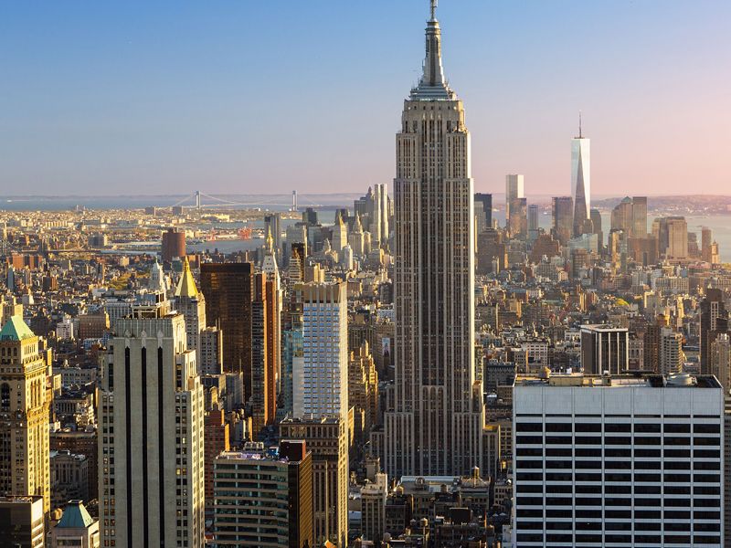 NYC skyline on a sunny day. NYC Local Law 97 will help to make the largest buildings sustainable.